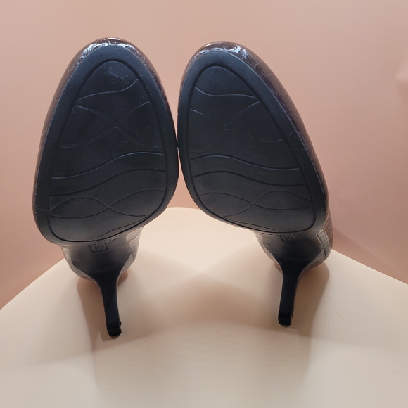 Elegant Black Crocodile Pattern Heels - Picture 3 of 3